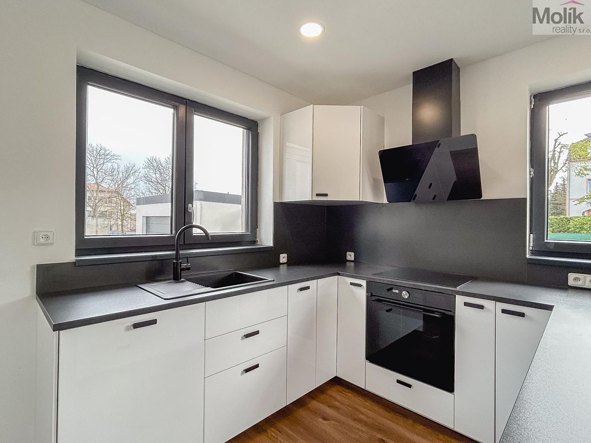 Pronájem rodinného domu 160 m², pozemek 726 m² – fotografie 2