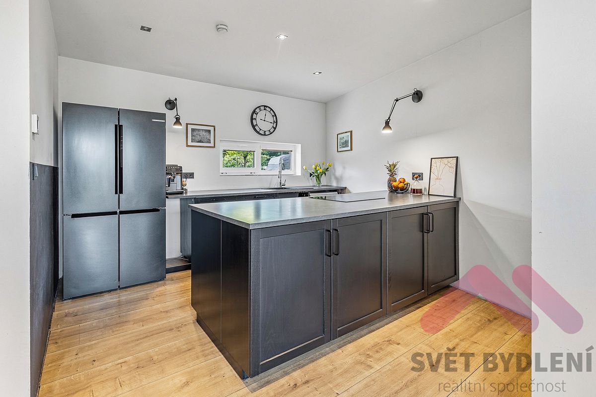 Prodej rodinného domu 300 m², pozemek 1066 m² – fotografie 4