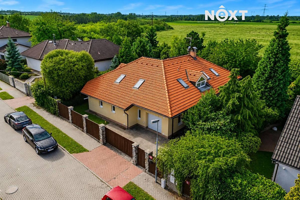 Prodej rodinného domu 337 m², pozemek 915 m² – fotografie 2