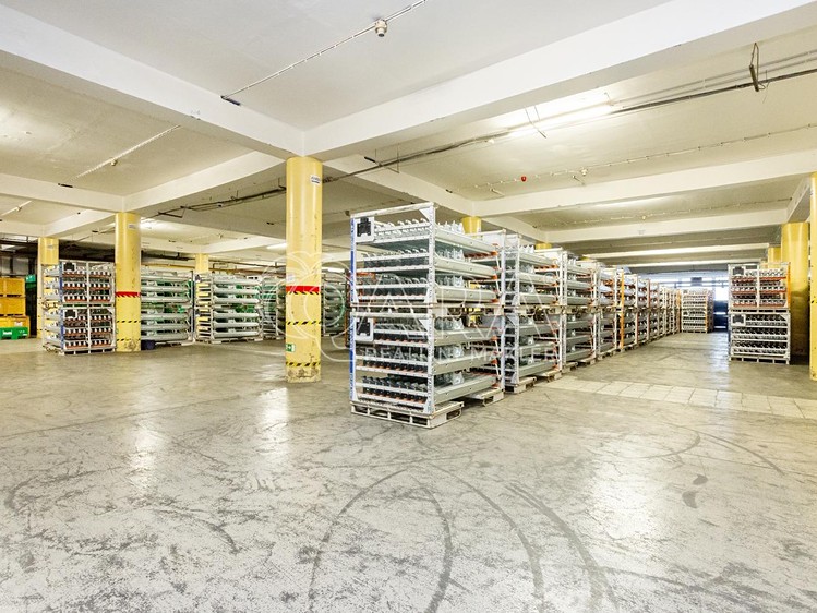 Pronájem komerčního prostoru, 1 840 m² (3 z 13)