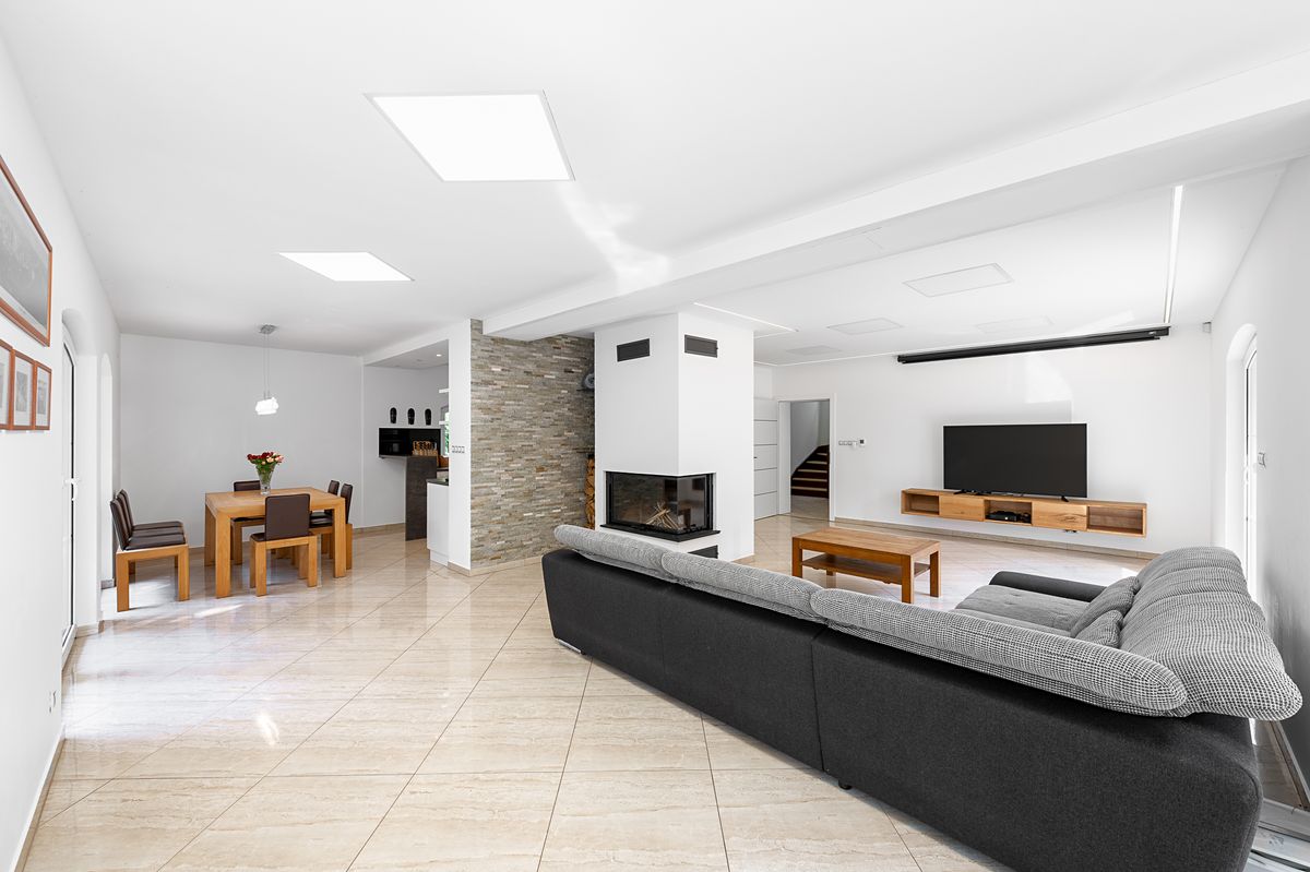 Prodej rodinného domu 246 m², pozemek 2061 m² – fotografie 2