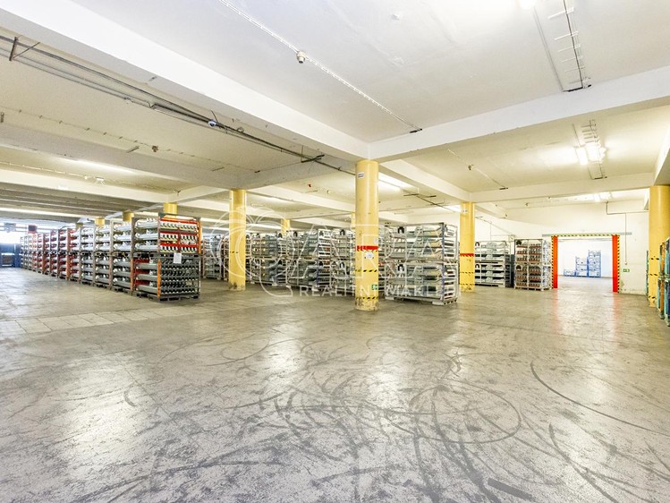 Pronájem komerčního prostoru, 1 840 m² (1 z 13)