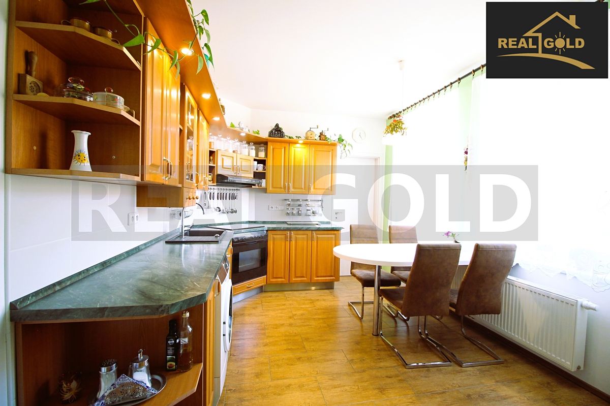 Prodej rodinného domu 200 m², pozemek 900 m² – fotografie 4