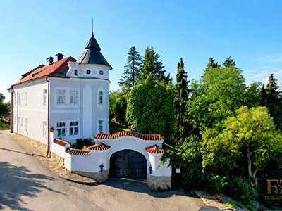Prodej  vily 800 m², pozemek 2 639 m²