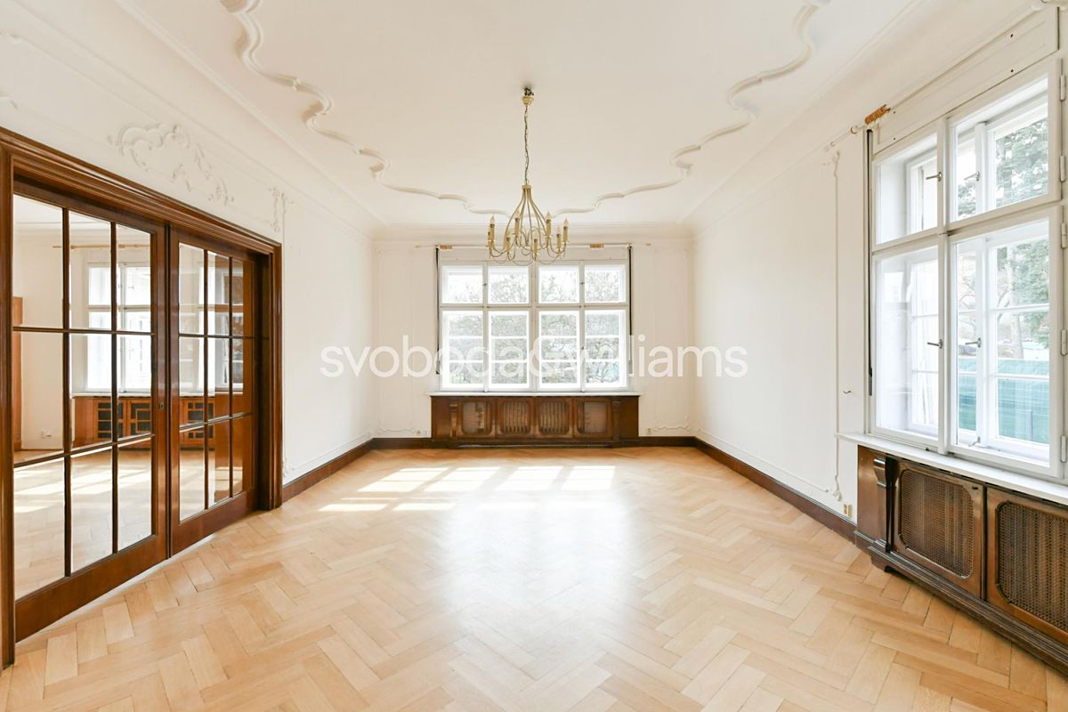 Pronájem bytu 6 pokojů a více 274 m²