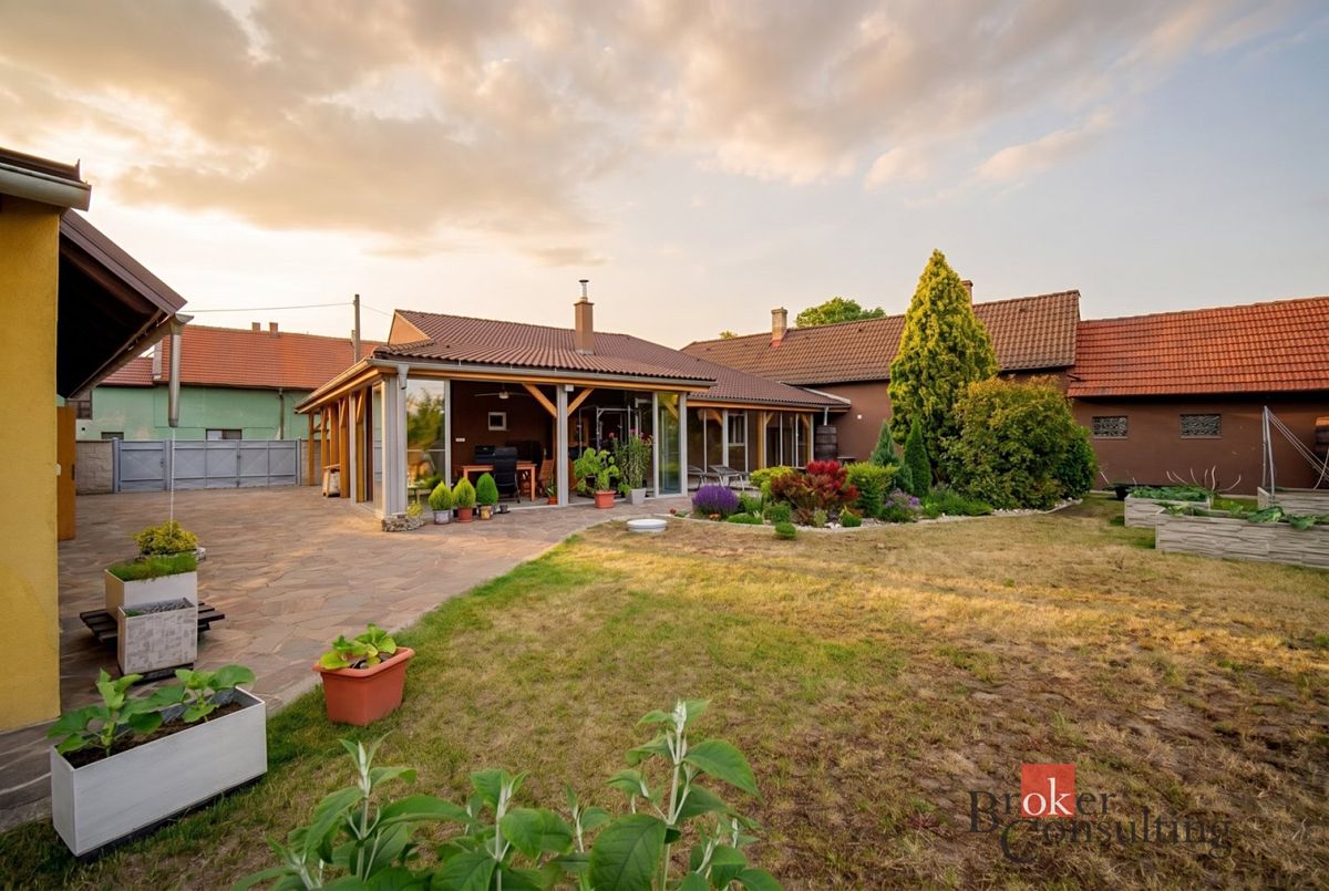 Prodej rodinného domu 127 m², pozemek 853 m² – fotografie 2