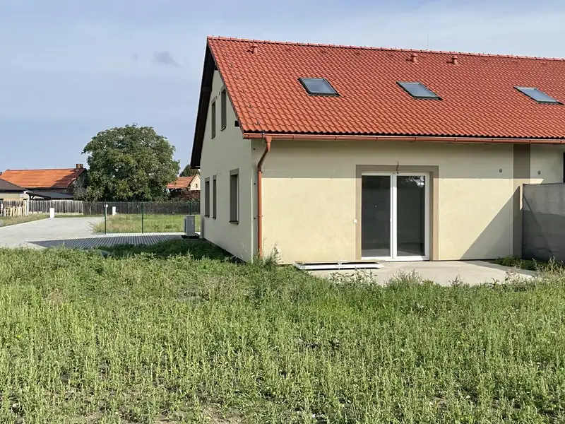 Prodej rodinného domu 128 m², pozemek 400 m², Postřižín – náhled fotky 2