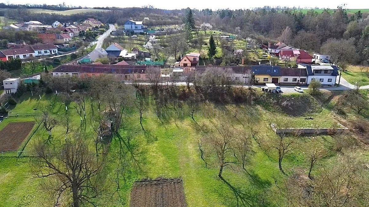 Prodej stavebního pozemku 1646 m² – fotografie 2