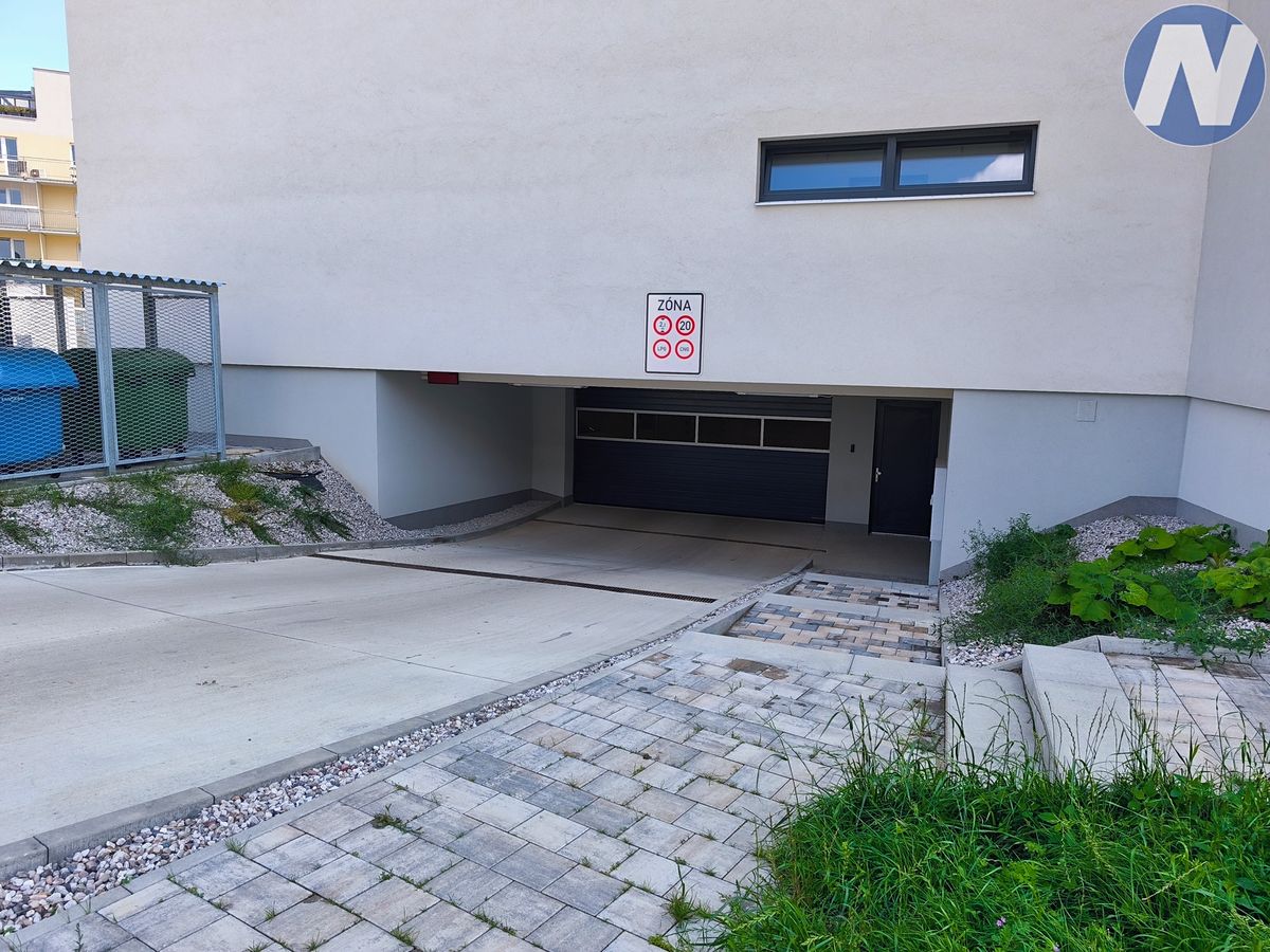 Pronájem garážového stání 13 m² – fotografie 3