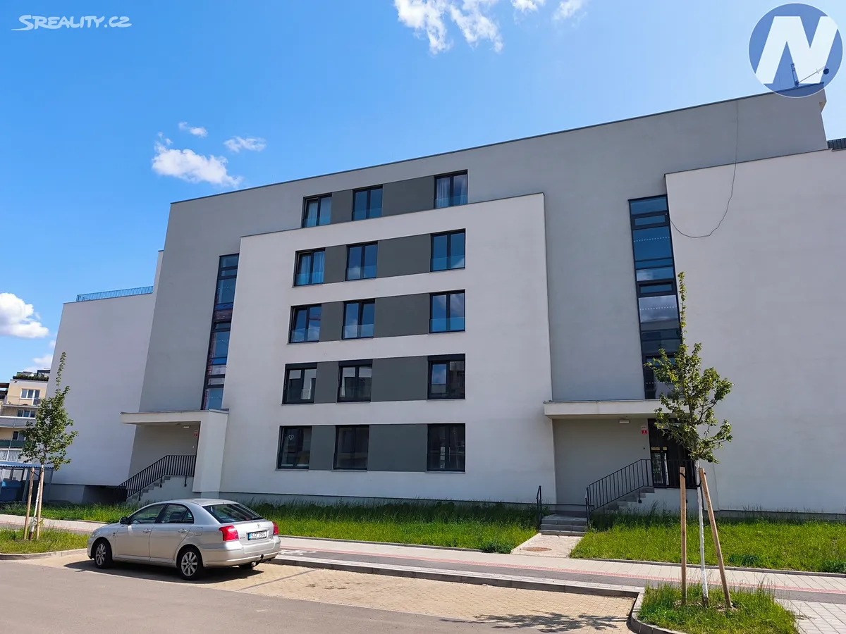 Pronájem garážového stání 13 m², Železná