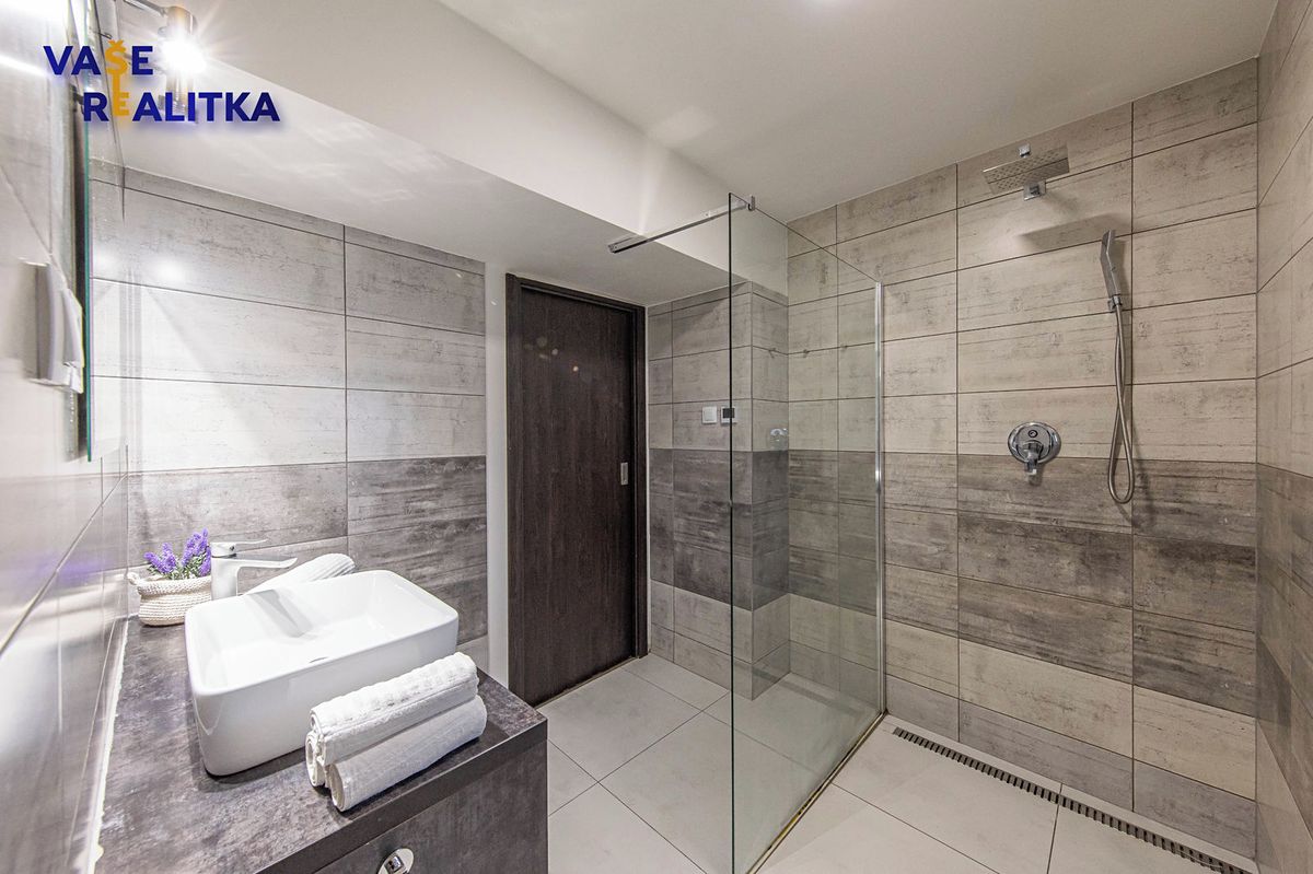 Prodej rodinného domu 140 m², pozemek 921 m² – fotografie 2