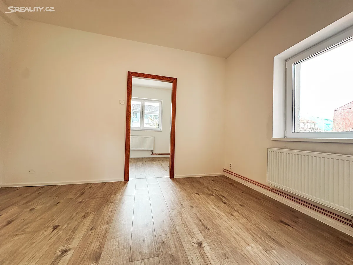 Pronájem kanceláře 40 m² – pohled 2