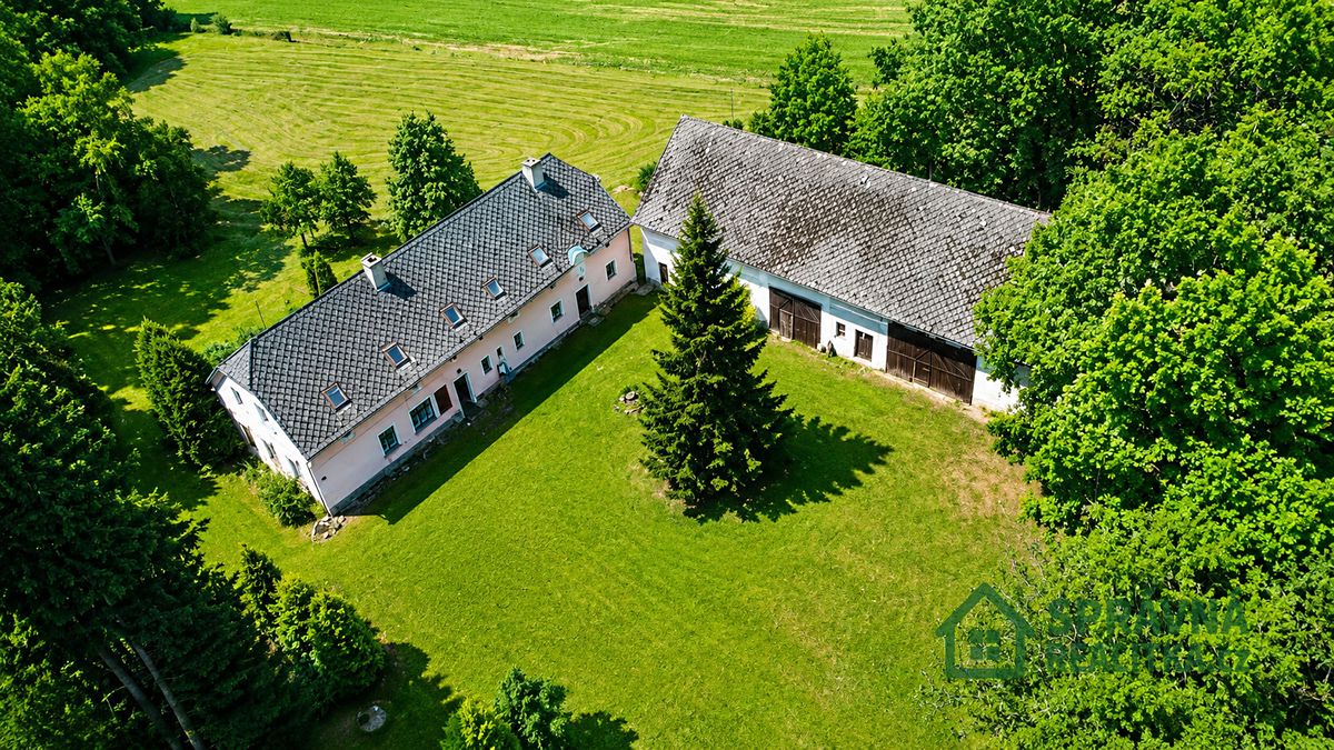 Prodej rodinného domu 350 m², pozemek 1990 m²