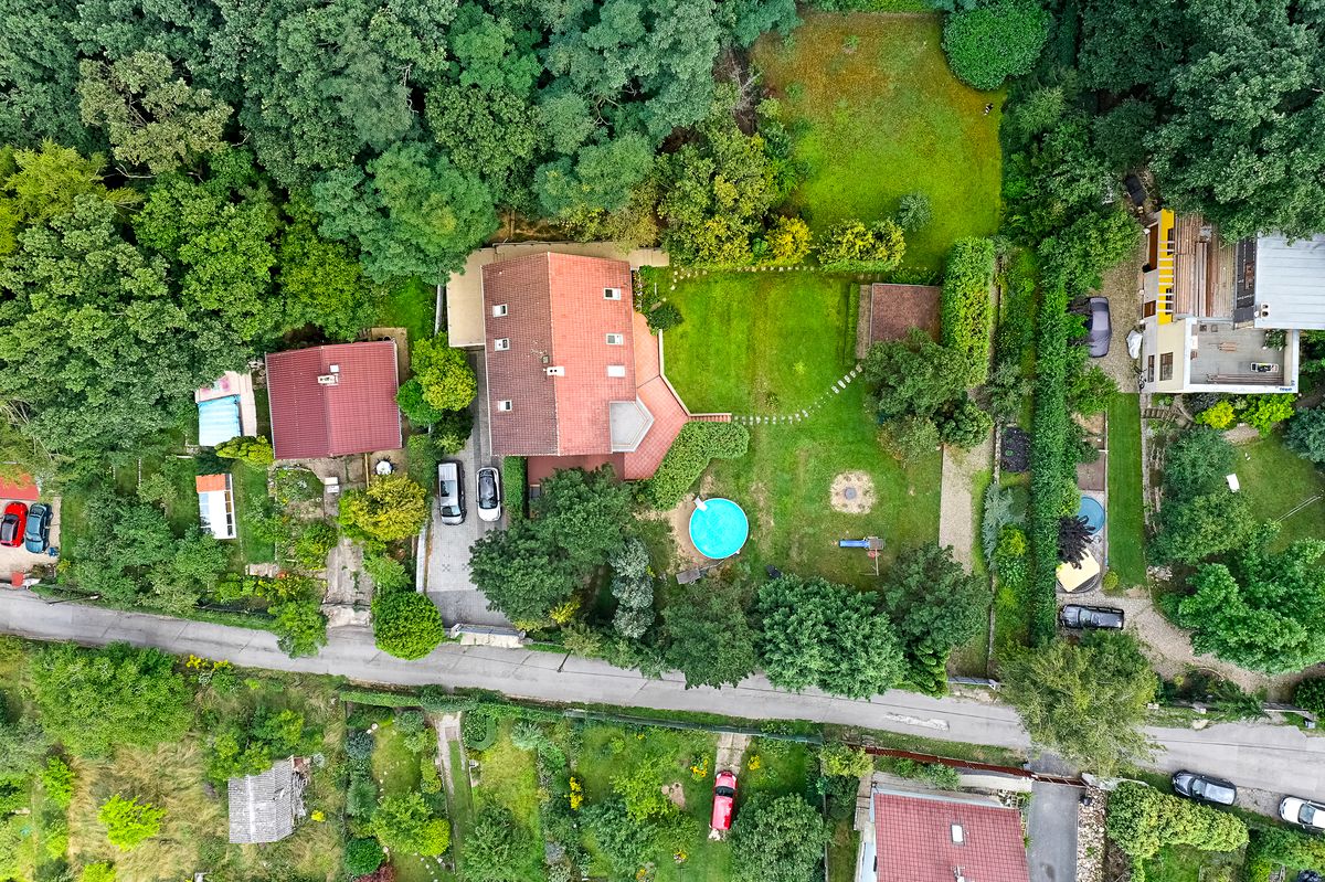 Prodej rodinného domu 246 m², pozemek 795 m² – fotografie 2