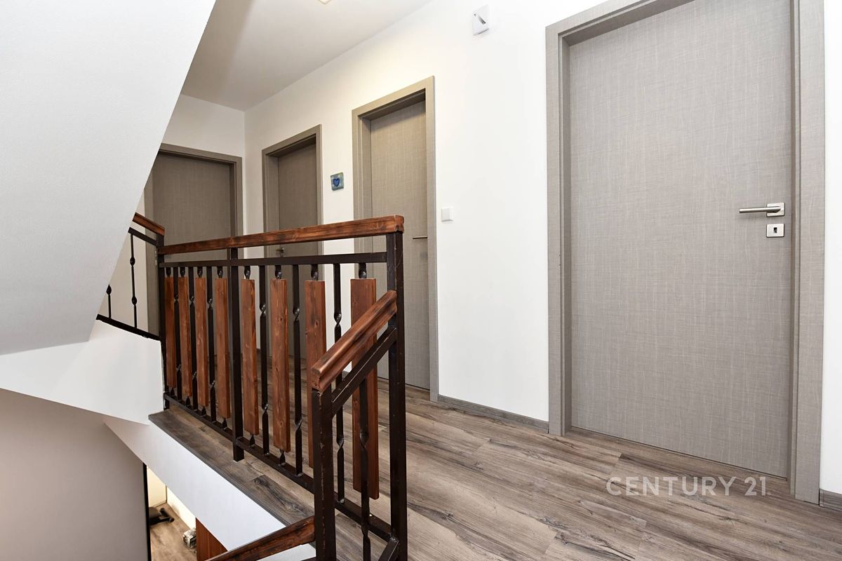 Prodej rodinného domu 273 m², pozemek 224 m² – fotografie 5