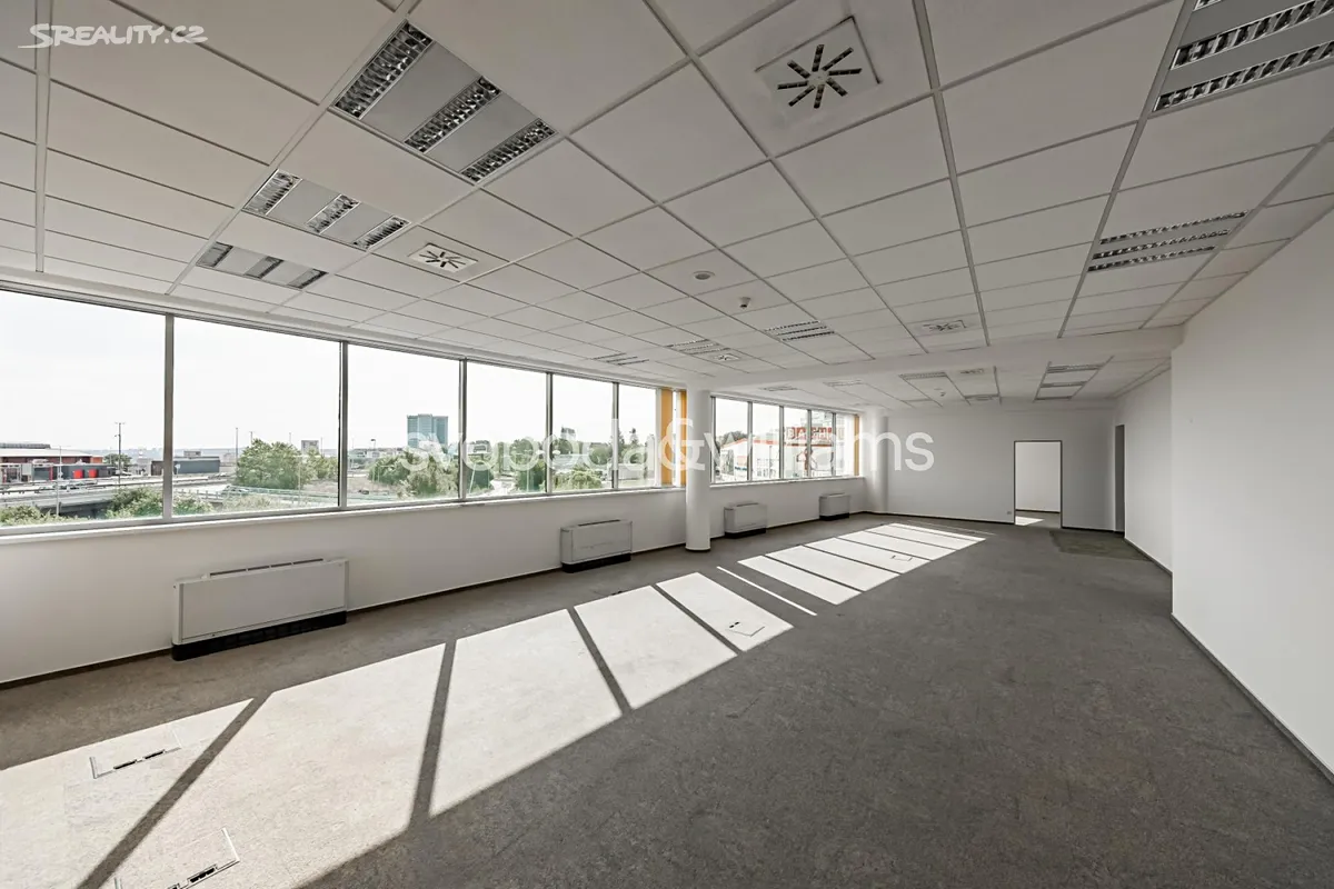 Pronájem kanceláře 883 m²