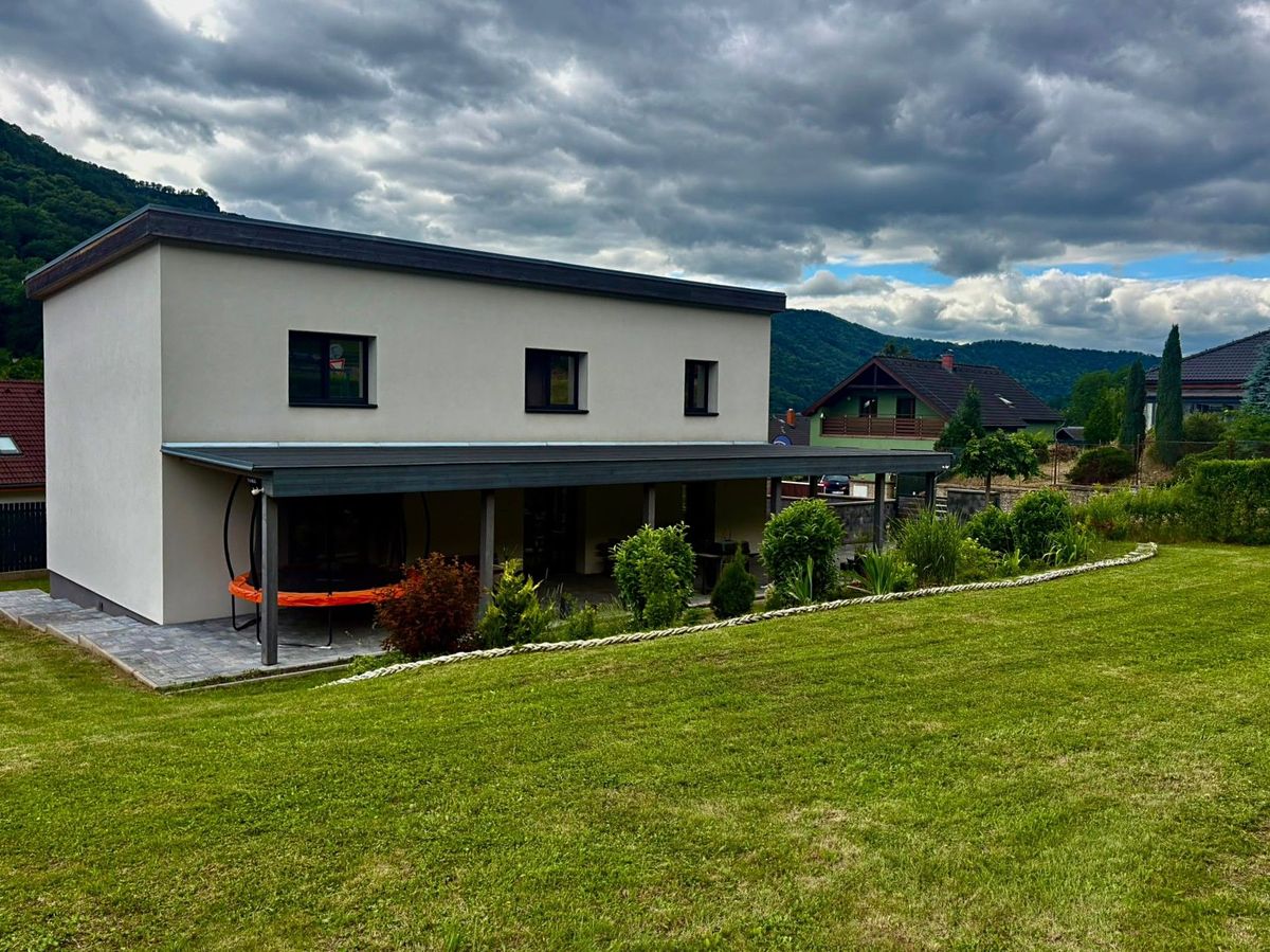 Prodej rodinného domu 250 m², pozemek 1007 m² – fotografie 2