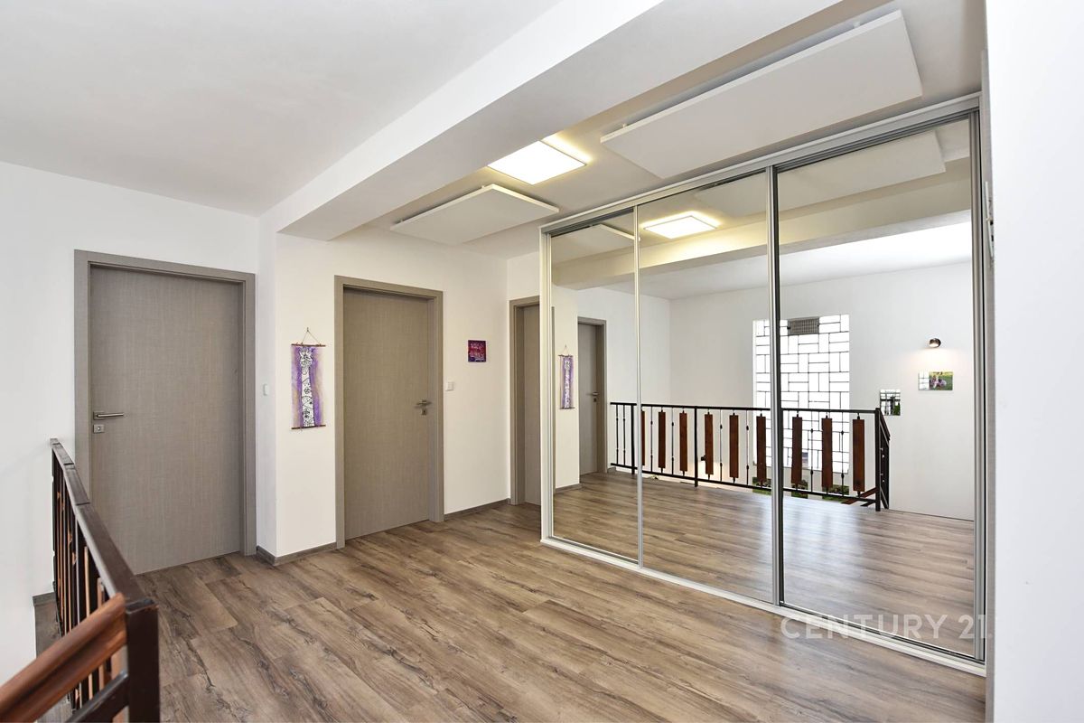 Prodej rodinného domu 273 m², pozemek 224 m² – fotografie 3