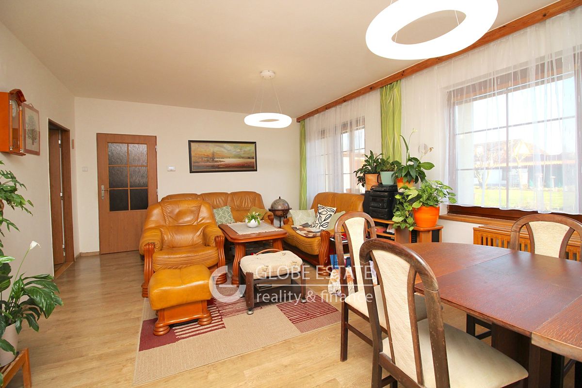 Prodej rodinného domu 329 m², pozemek 810 m² – fotografie 3