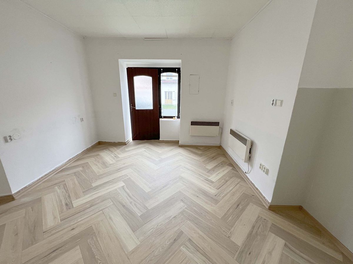 Pronájem kanceláře 25 m² – fotografie 3