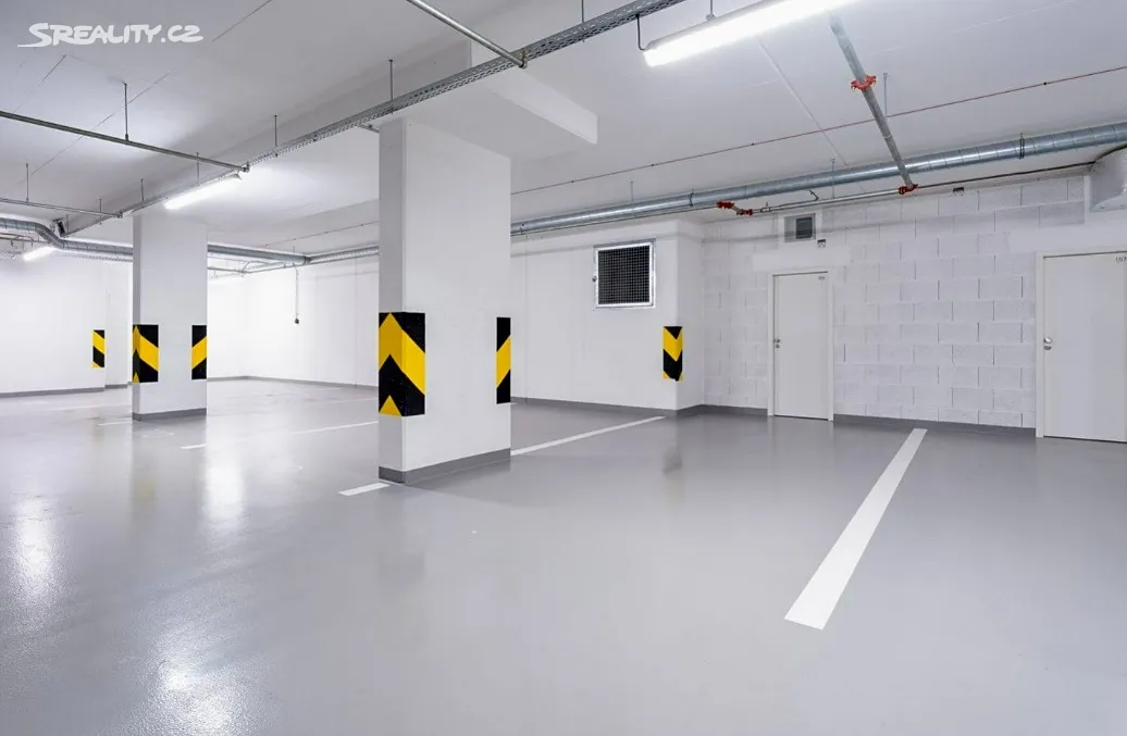 Pronájem garážového stání 15 m² – pohled 2