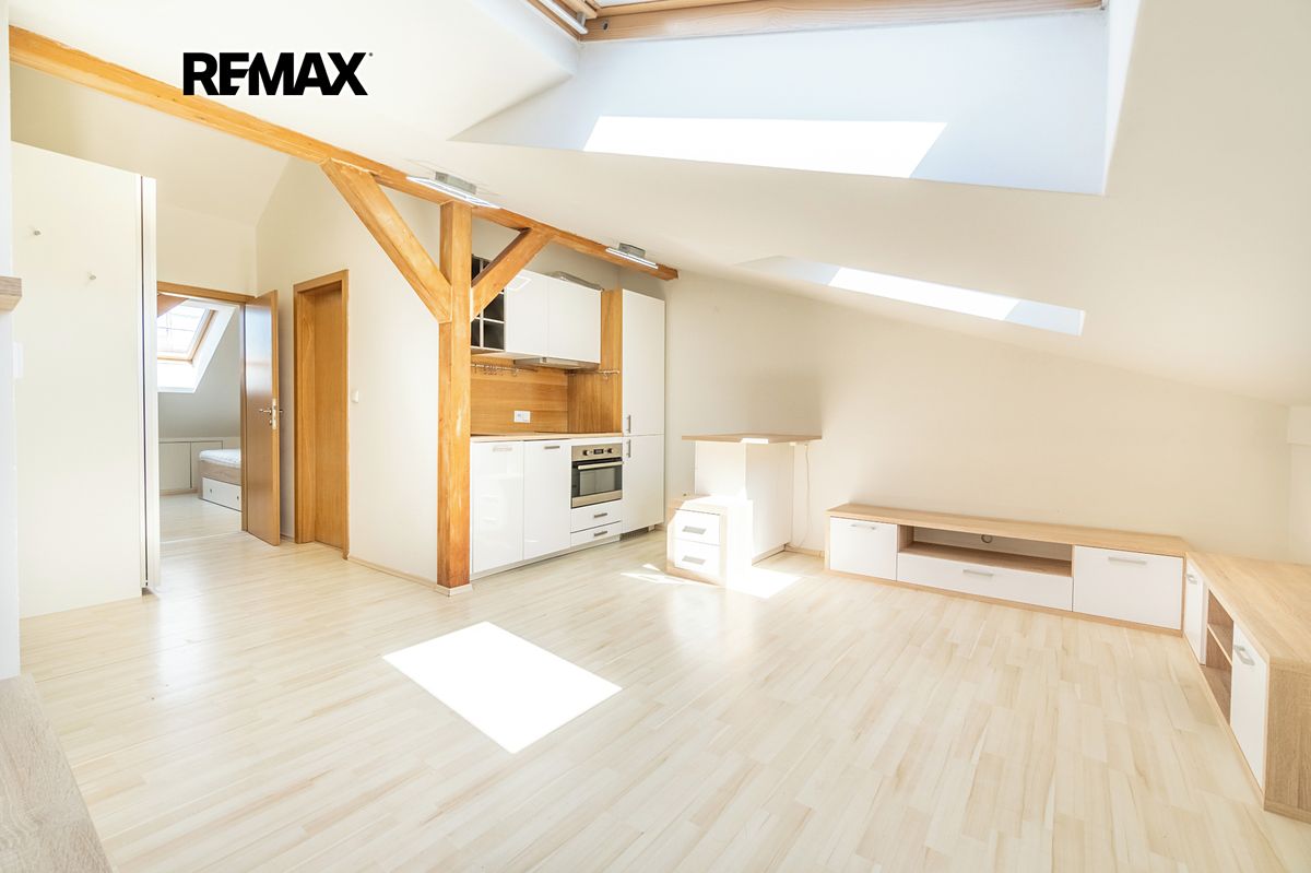 Pronájem bytu 2+kk 40 m² (Podkrovní)