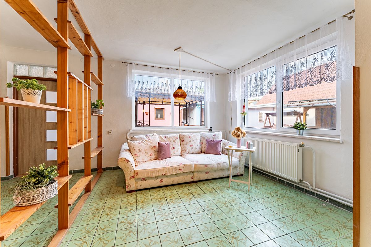 Prodej rodinného domu 200 m², pozemek 1330 m² – fotografie 3