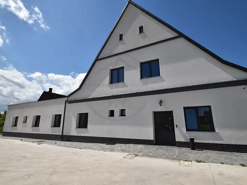 Prodej rodinného domu 417 m², pozemek 7108 m², Mikulovice – náhled fotky 1