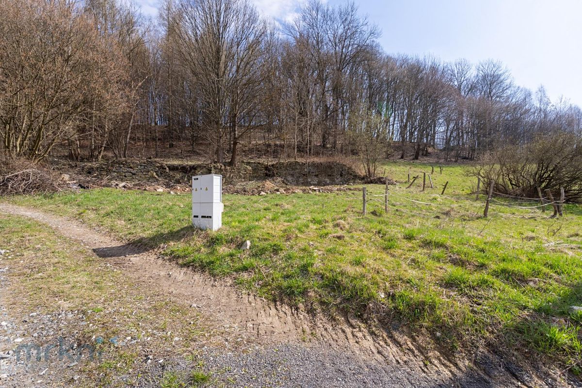 Prodej stavebního pozemku 1303 m² – fotografie 2