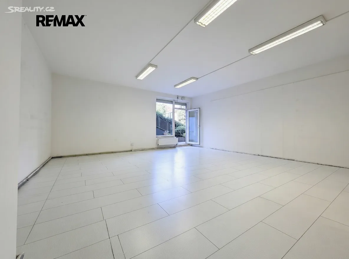 Prodej obchodního prostoru 62 m², Pod Školou