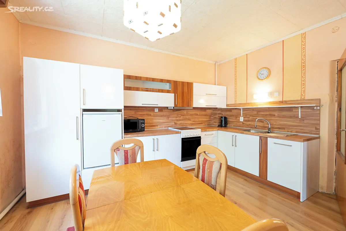 Prodej rodinného domu 194 m², pozemek 1073 m² – pohled 4