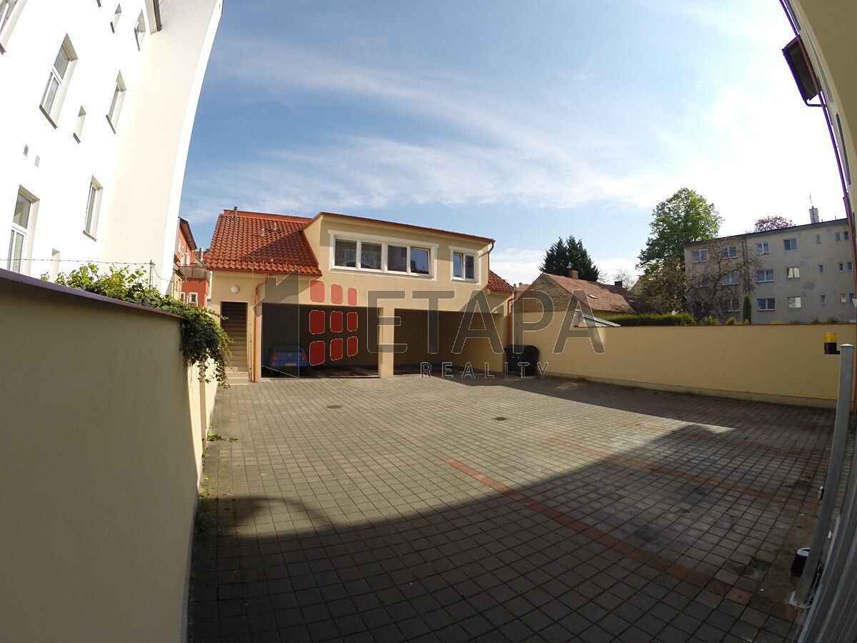 Pronájem garážového stání 15 m²