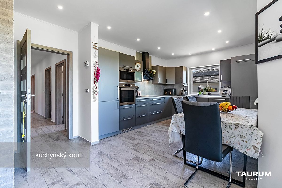 Prodej rodinného domu 112 m², pozemek 1056 m² – fotografie 3