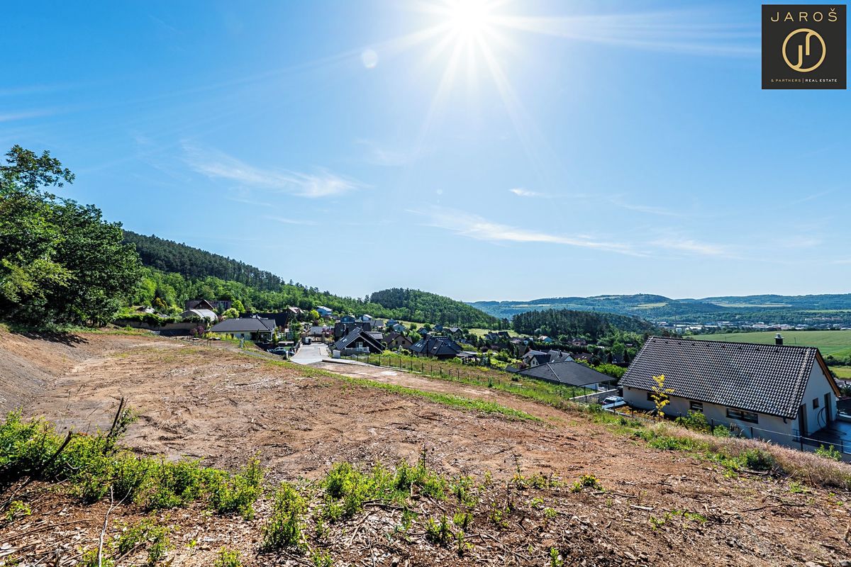 Prodej stavebního pozemku 2762 m²
