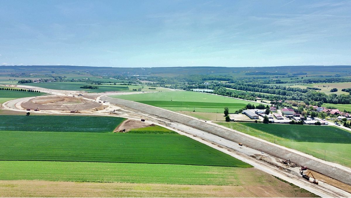 Prodej komerčního pozemku 10000 m² – fotografie 2