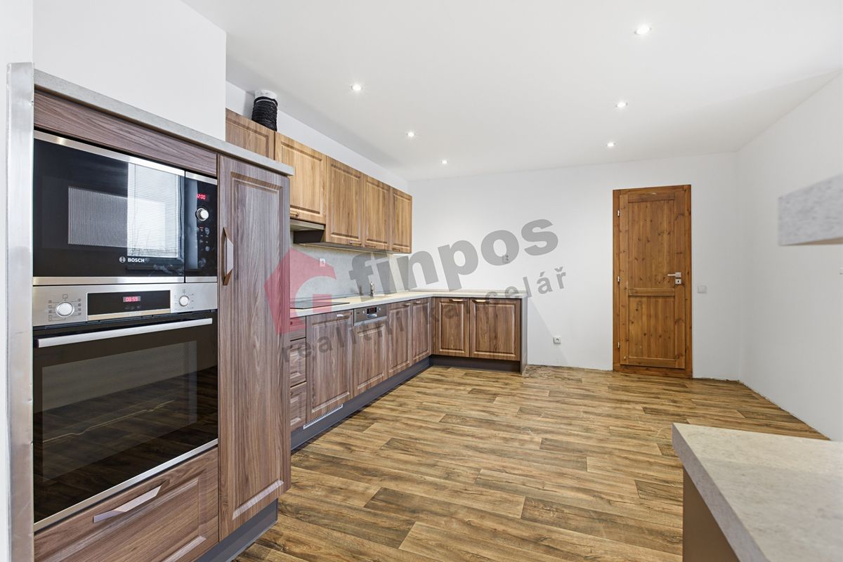 Prodej rodinného domu 282 m², pozemek 409 m² – fotografie 2