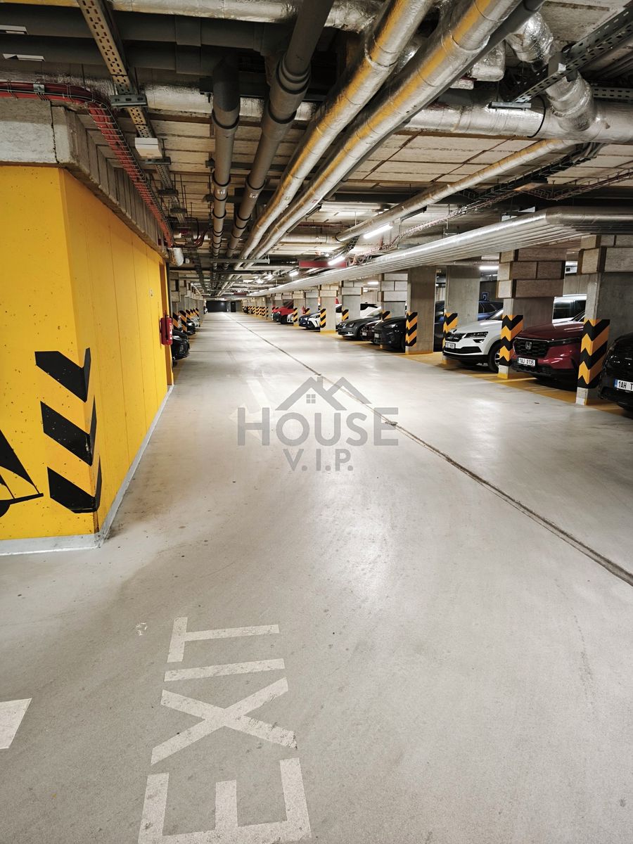 Pronájem garážového stání 12 m² – fotografie 2