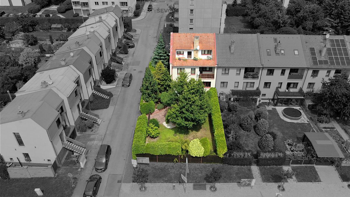 Prodej rodinného domu 338 m², pozemek 404 m² – fotografie 2