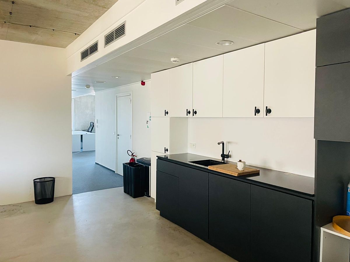 Pronájem kanceláře 329 m² – fotografie 4