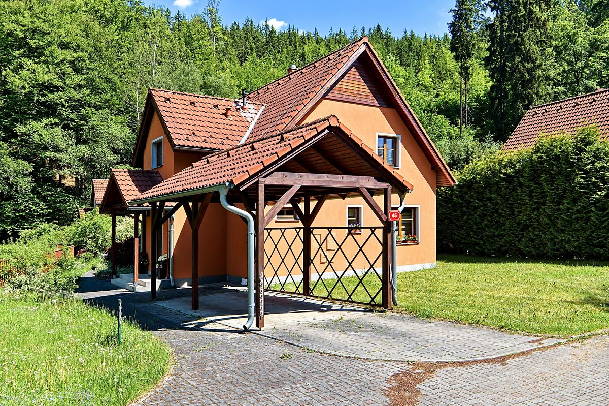 Prodej rodinného domu 147 m², pozemek 440 m², Karlovy Vary – fotka 1 z 3