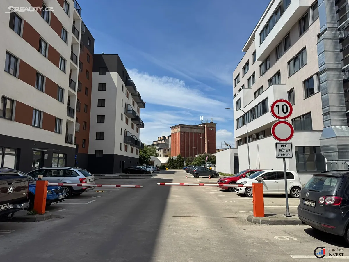 Pronájem garážového stání 13 m², Pardubice
