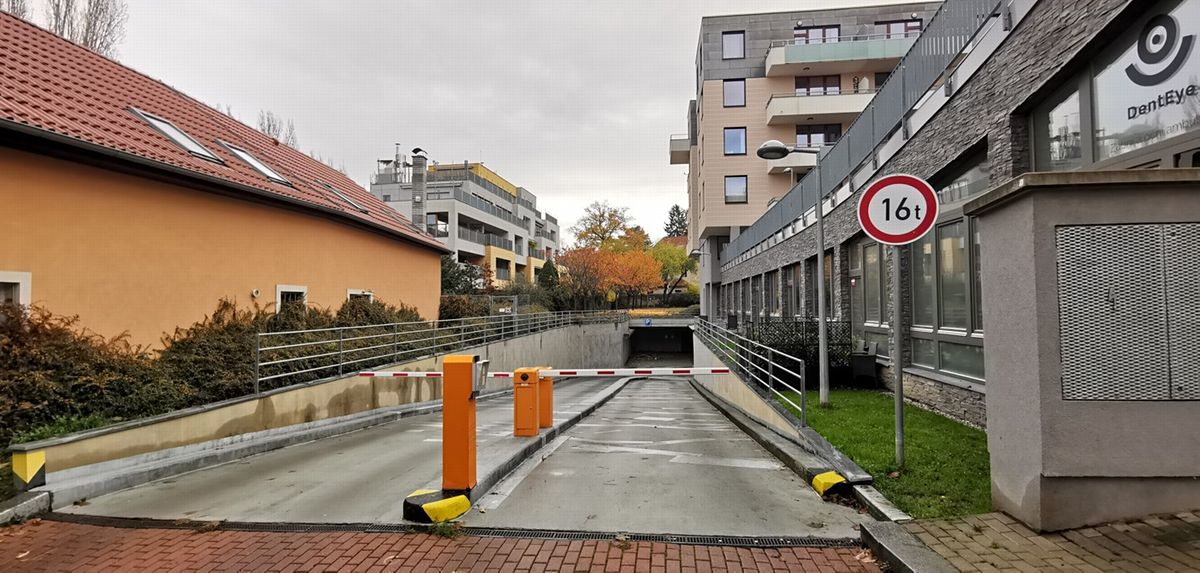 Pronájem garážového stání 19 m² – fotografie 3