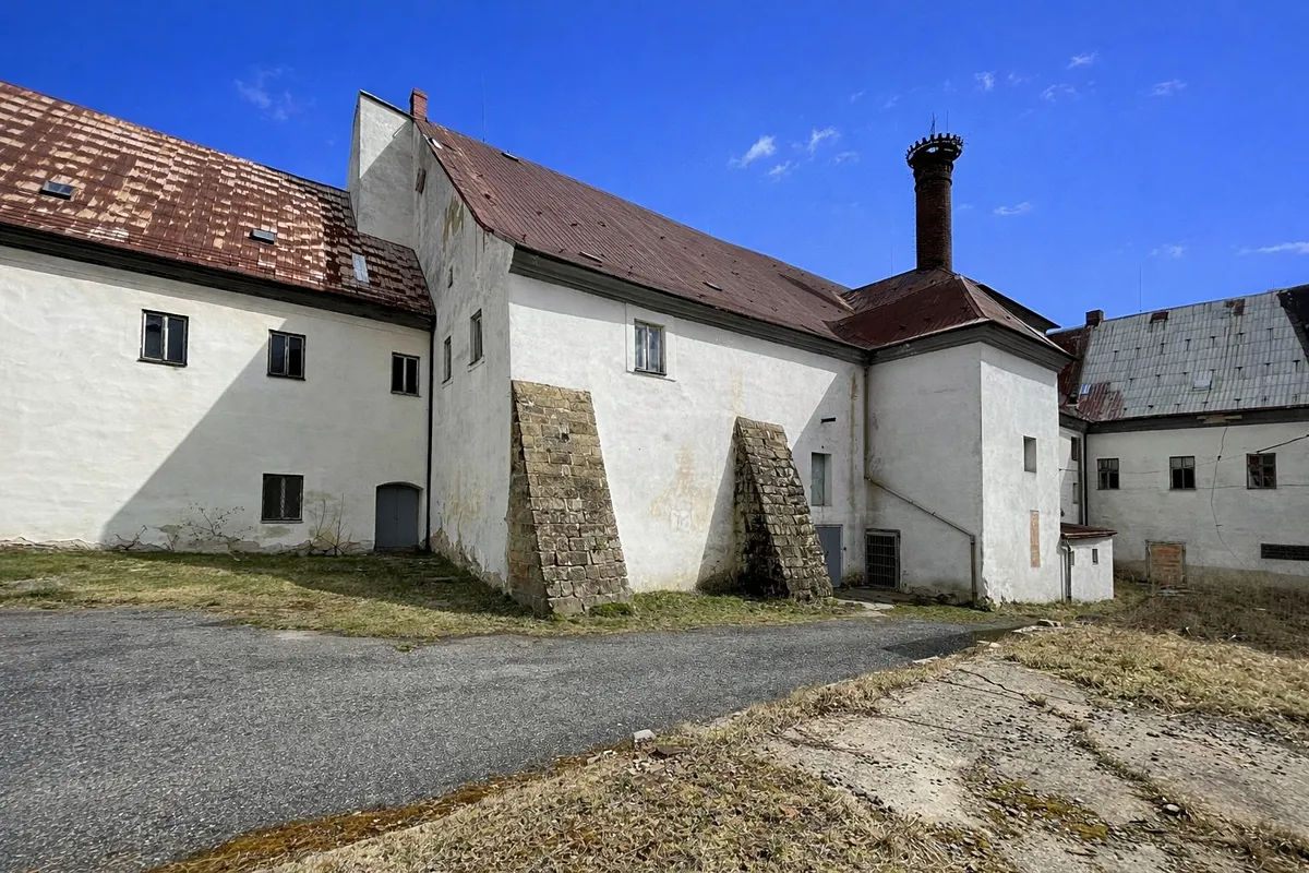 Prodej komerční nemovitosti 3000 m²