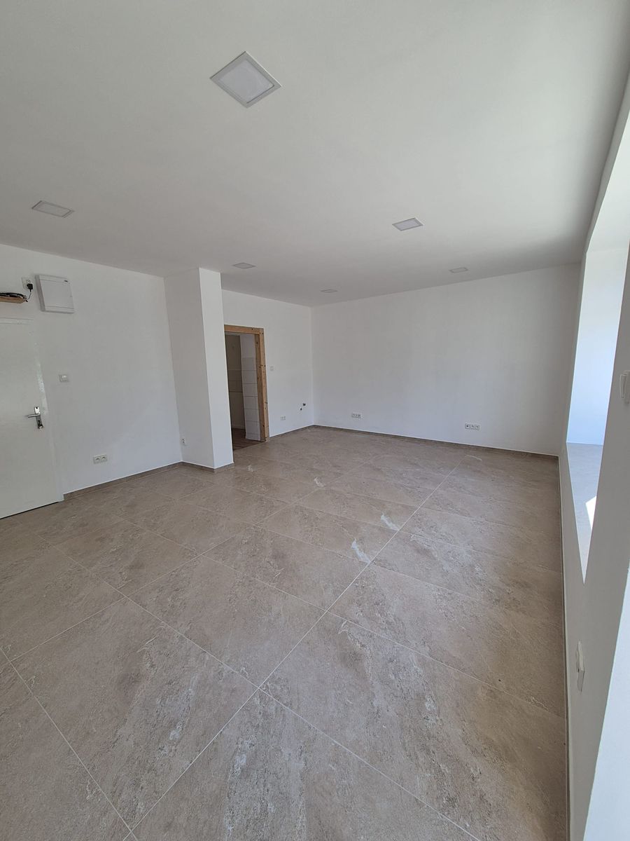 Pronájem obchodního prostoru 66 m² – fotografie 2