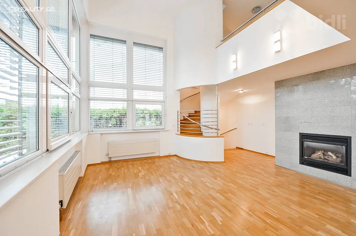 Pronájem rodinného domu 379 m², pozemek 572 m² – pohled 2