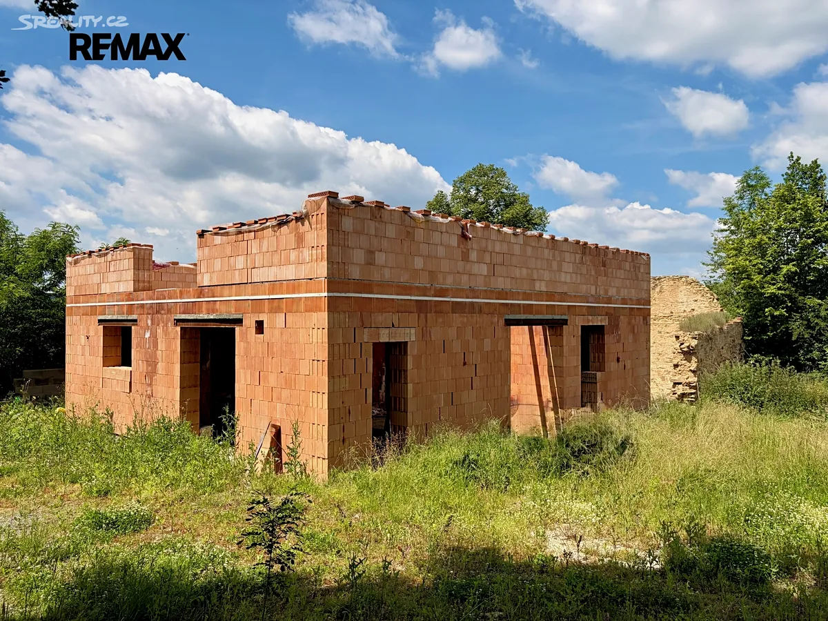 Prodej rodinného domu 208 m², pozemek 2688 m² – pohled 3