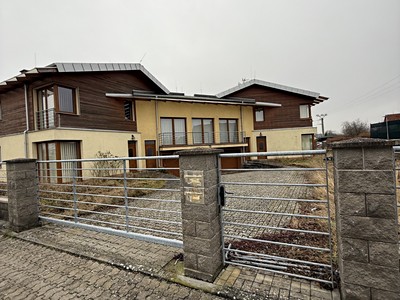 Prodej podílu 50/100  vícegeneračního domu 700 m², pozemek 1 559 m²