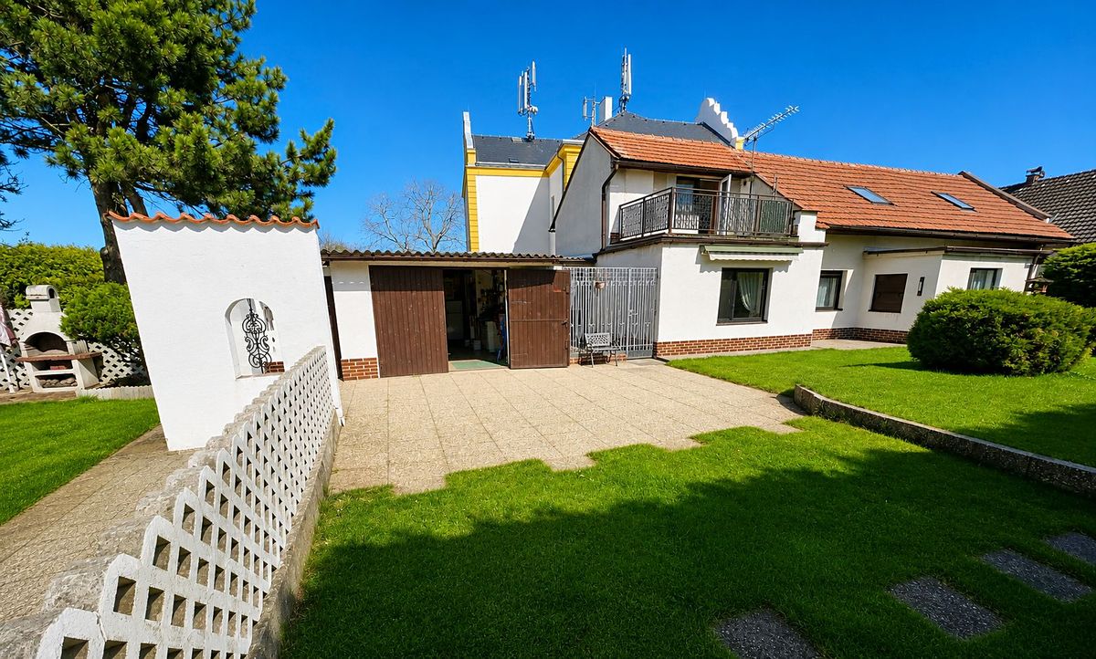 Prodej rodinného domu 196 m², pozemek 823 m² – fotografie 2