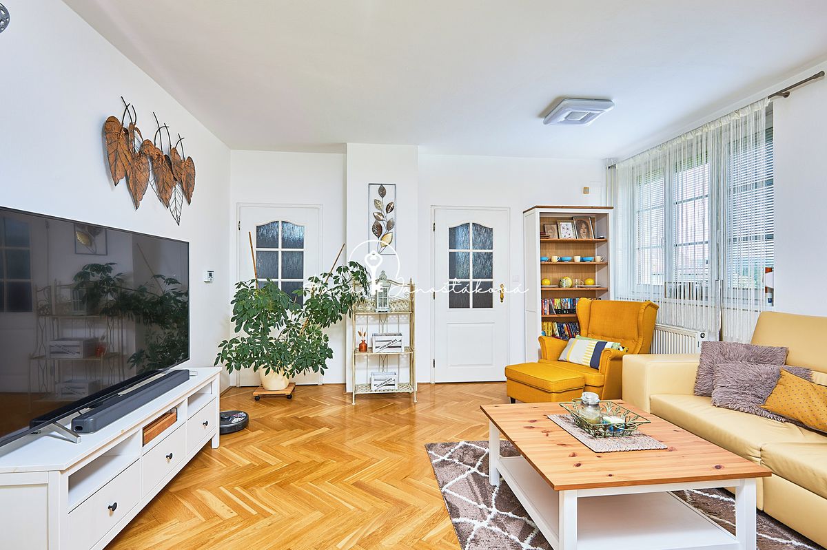 Prodej rodinného domu 205 m², pozemek 494 m² – fotografie 2