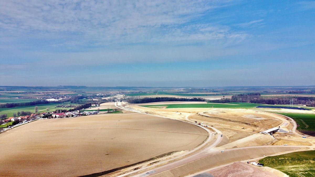 Prodej komerčního pozemku 10000 m² – fotografie 3